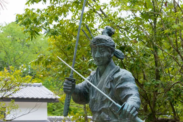 京都府京都市の八大神社にある宮本武蔵像 宮本武蔵 みもとむさし 天正12年 1584年 正保2年 1645年 日本の剣客 哲学者 戦略家 — ストック写真