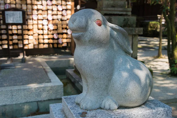 京都の岡崎神社でウサギの像 創建は794年 — ストック写真