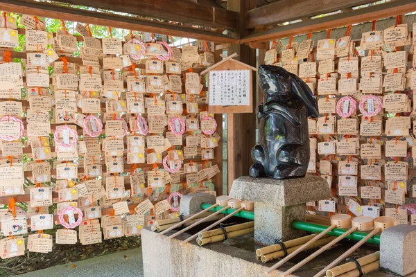 京都の岡崎神社で伝統的な木製の祈りのタブレット Ema 創建は794年 — ストック写真