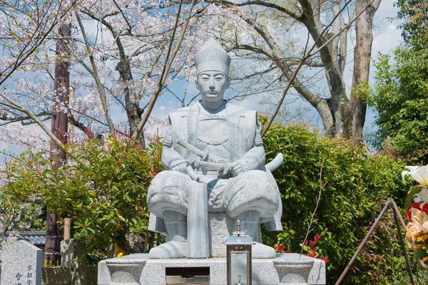 日本京都 位于日本京都Konkaikomyo Ji寺的Aizu公墓的Matsudaira Katamori雕像 1836 1893 他是一名武士 京都的军事委员 — 图库照片