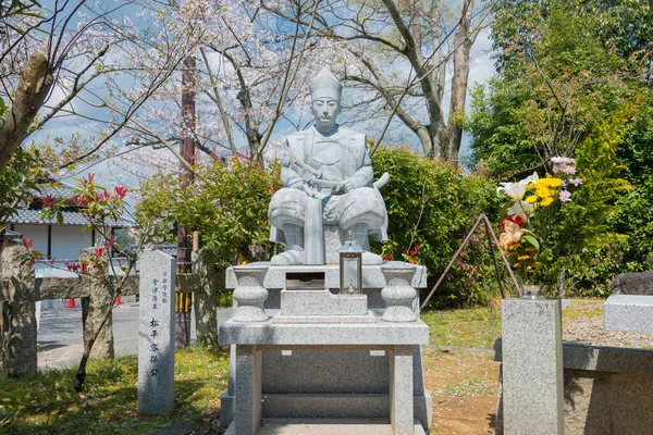 日本京都 位于日本京都Konkaikomyo Ji寺的Aizu公墓的Matsudaira Katamori雕像 1836 1893 他是一名武士 京都的军事委员 — 图库照片