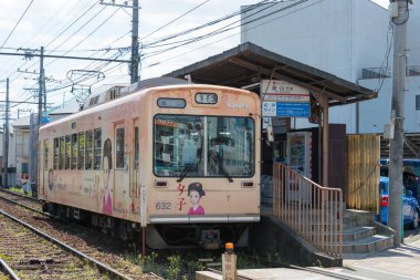 Kyoto, Japonya - Keifuku Elektrik Demiryolu Tipi 631 Arashiyama Hattı manzaralı Kyoto, Japonya Nishioji-Sanjo İstasyonu.