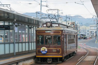 Kyoto, Japonya - Japonya 'nın Kyoto kentindeki Randen-Tenjingawa İstasyonu yakınlarındaki Arashiyama Hattı üzerinde Keifuku Elektrik Demiryolu Tipi 21.
