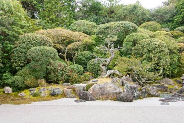 Kyoto, Japonya - Kyoto, Japonya 'daki Konchi Tapınağı' nda Turna ve Kaplumbağa Bahçesi (TsuruKame no Niwa). Bahçe 1632 'de inşa edildi ve Kobori Enshu tarafından oluşturuldu..