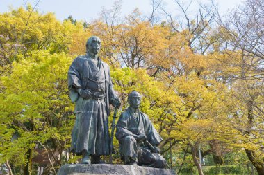 Kyoto, Japonya - Japonya 'daki Maruyama Parkı' nda Sakamoto Ryoma ve Nakaoka Shintaro heykelleri. Onlar bir samuraydı ve Tokugawa Shogun 'u devirmek için harekete geçtiler..