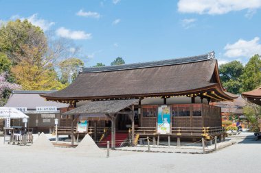 Kyoto, Japonya - Kyoto, Japonya 'daki Kamigamo Tapınağı. UNESCO Dünya Mirası Alanının bir parçasıdır - Antik Kyoto Tarihi Eserleri.