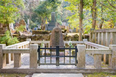 Kyoto, Japonya - Japonya 'daki Doshisha Mezarlığı' nda Yae Neesima (Niijima Yae) Mezarlığı. Niijima Yae (1845-1932), Japon kadın savaşçı, hemşire ve bilim adamı..