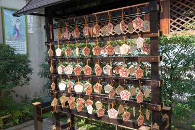 Kyoto, Japonya - Japonya 'nın Kyoto kentindeki Seimei Tapınağı' nda geleneksel tahta dua tableti (Ema). Tapınak ilk olarak 1007 yılında inşa edildi..