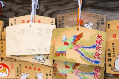 Kyoto, Japonya - Japonya 'daki Otoyo Tapınağı' nda geleneksel ahşap dua tableti (Ema). Tapınak ilk olarak 887 'de inşa edildi..