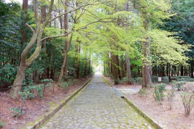 Kyoto, Japonya - İmparator Tenji 'nin Yamashina, Kyoto, Japonya' daki mozolesine yaklaşın. İmparator Tenji (626-672), Japonya 'nın 38. imparatoru..