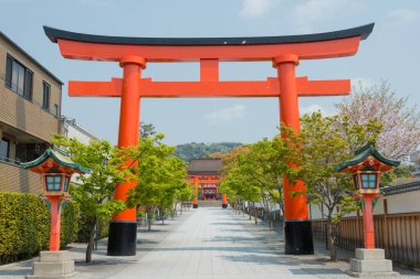 Kyoto, Japonya - Fushimi Inari-taisha Tapınağı Fushimi, Kyoto, Japonya. Fushimi Inari Taisha, Kyoto 'nun en önemli Shinto tapınağı ve en etkileyici yerlerinden biridir..