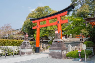 Kyoto, Japonya - Fushimi Inari-taisha Tapınağı Fushimi, Kyoto, Japonya. Fushimi Inari Taisha, Kyoto 'nun en önemli Shinto tapınağı ve en etkileyici yerlerinden biridir..