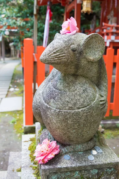 京都の乙葉神社でマウス像 創建は仁和4年 887年 — ストック写真