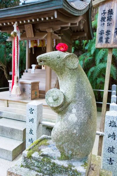 京都の乙葉神社でマウス像 創建は仁和4年 887年 — ストック写真