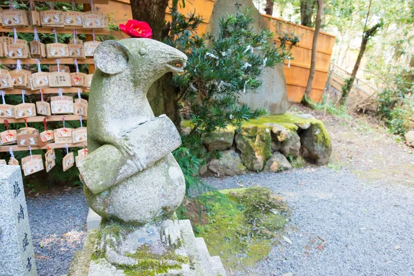 京都の乙葉神社でマウス像 創建は仁和4年 887年 — ストック写真