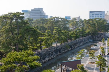 Kagawa, Japonya - Takamatsu, Kagawa, Japonya 'daki Takamatsu Kalesi' ndeki (Tamamo Park) Ushitora yagura 'dan güzel manzara.