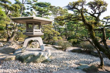 Kagawa, Japonya - Takamatsu Kalesi 'nde Hiunkaku Villa (Tamamo Park), Kagawa, Japonya. Şato ilk olarak 1590 yılında inşa edildi ve Japonya 'nın En İyi 100 Kalesi' nin bir parçası oldu..