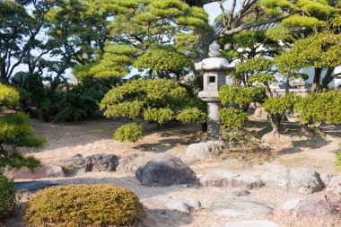 Kagawa, Japonya - Takamatsu Kalesi 'nde Hiunkaku Villa (Tamamo Park), Kagawa, Japonya. Şato ilk olarak 1590 yılında inşa edildi ve Japonya 'nın En İyi 100 Kalesi' nin bir parçası oldu..