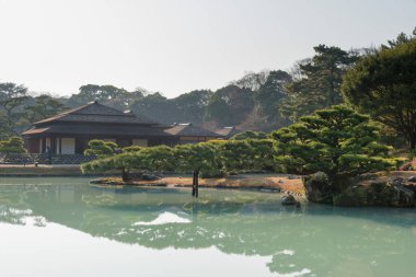 Kagawa, Japonya - Takamatsu, Kagawa, Japonya 'daki Ritsurin Bahçesi. Ritsurin Bahçesi Japonya 'nın en ünlü tarihi bahçelerinden biridir..