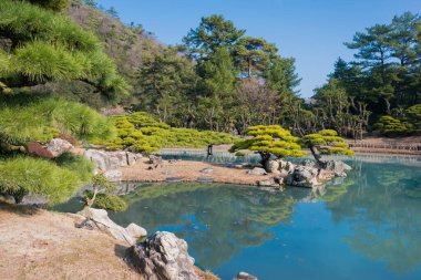 Kagawa, Japonya - Takamatsu, Kagawa, Japonya 'daki Ritsurin Bahçesi. Ritsurin Bahçesi Japonya 'nın en ünlü tarihi bahçelerinden biridir..