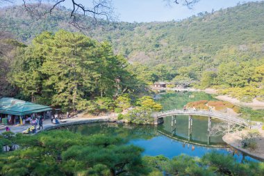 Kagawa, Japonya - Takamatsu, Kagawa, Japonya 'daki Ritsurin Bahçesi. Ritsurin Bahçesi Japonya 'nın en ünlü tarihi bahçelerinden biridir..
