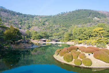 Kagawa, Japonya - Takamatsu, Kagawa, Japonya 'daki Ritsurin Bahçesi. Ritsurin Bahçesi Japonya 'nın en ünlü tarihi bahçelerinden biridir..