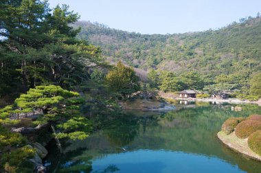 Kagawa, Japonya - Takamatsu, Kagawa, Japonya 'daki Ritsurin Bahçesi. Ritsurin Bahçesi Japonya 'nın en ünlü tarihi bahçelerinden biridir..