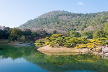 Kagawa, Japonya - Takamatsu, Kagawa, Japonya 'daki Ritsurin Bahçesi. Ritsurin Bahçesi Japonya 'nın en ünlü tarihi bahçelerinden biridir..