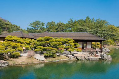 Kagawa, Japonya - Takamatsu, Kagawa, Japonya 'daki Ritsurin Bahçesi. Ritsurin Bahçesi Japonya 'nın en ünlü tarihi bahçelerinden biridir..