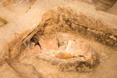 Saga, Japonya - Yoshinogari Tarihi Parkı 'ndaki antik mezarlık Saga, Japonya.