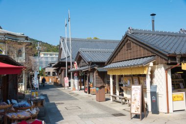 Mie, Japonya - Ise, Mie, Japonya 'da Okage Yokocho. Okage Yokocho 'da çeşitli dükkanlar ve restoranlar ve Ise Büyük Tapınağı' nın geleneksel yaklaşımı yer almaktadır..