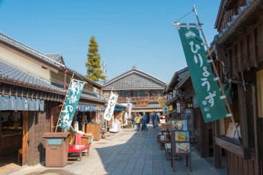 Mie, Japonya - Ise, Mie, Japonya 'da Okage Yokocho. Okage Yokocho 'da çeşitli dükkanlar ve restoranlar ve Ise Büyük Tapınağı' nın geleneksel yaklaşımı yer almaktadır..