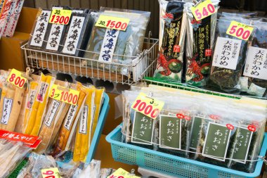 Mie, Japonya - Ise, Mie, Japonya 'daki Oharaimachi' de hediyelik eşya dükkanı. Oharaimachi, Ise Büyük Tapınağı 'nın iç mabedine geleneksel yaklaşımdır..