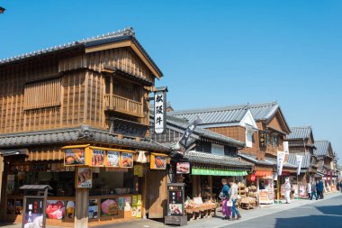 Mie, Japonya - Ise, Mie, Japonya 'da Charaimachi. Oharaimachi, Ise Büyük Tapınağı 'nın iç mabedine geleneksel yaklaşımdır..