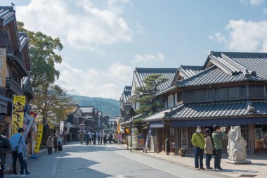Mie, Japonya - Ise, Mie, Japonya 'da Charaimachi. Oharaimachi, Ise Büyük Tapınağı 'nın iç mabedine geleneksel yaklaşımdır..