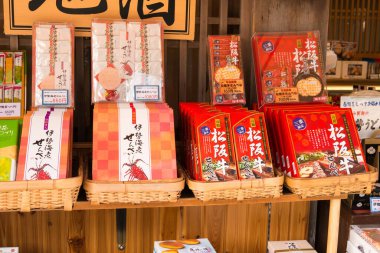 Mie, Japonya - Ise, Mie, Japonya 'daki Oharaimachi' de hediyelik eşya dükkanı. Oharaimachi, Ise Büyük Tapınağı 'nın iç mabedine geleneksel yaklaşımdır..