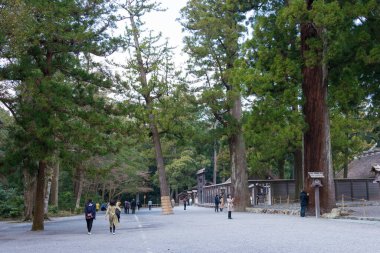 Mie, Japonya - Ise Büyük Tapınağı (Ise Jingu Geku - dış türbe) Ise, Mie, Japonya. Tapınak 1500 yıllık bir tarihti..