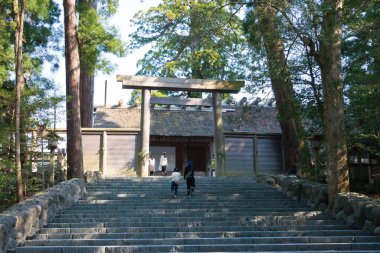 Mie, Japonya - Ise Büyük Tapınağı 'nın (Ise Jingu Naiku - iç türbesi) ana salonu. Tapınak 1500 yıllık bir tarihti..