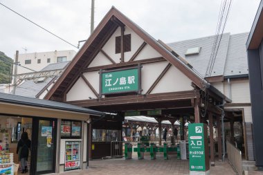 Kanagawa, Japonya - Fujisawa, Kanagawa, Japonya 'daki Enoshima İstasyonu. İstasyon Enoshima Electric Railway (Enoden) tarafından işletilmektedir.).