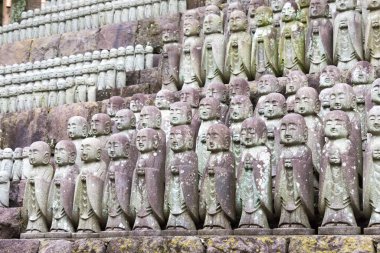 Kanagawa, Japonya - Japonya, Kanagawa 'daki Hasedera Tapınağı' nda Jizo Heykeli. Tapınak ilk olarak 736 yılında inşa edildi..