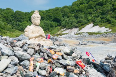 Aomori, Japonya - Mutsu, Aomori, Japonya 'daki Osorezan Bodaiji Tapınağı. M.S. 862 yılında ünlü keşiş Ennin tarafından kurulmuştur..