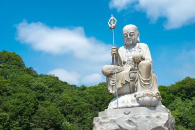 Aomori, Japonya - Japonya, Aomori 'deki Osorezan Bodaiji Tapınağı' nda Jizo Bosatsu Heykeli. M.S. 862 yılında ünlü keşiş Ennin tarafından kurulmuştur..