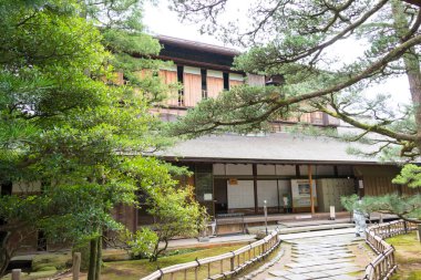 Kanazawa, Japonya - Kanazawa, Ishikawa, Japonya 'daki Kenrokuen Bahçesi. Kenroku-en, Japonya 'nın en ünlü üç büyük bahçesinden biridir..