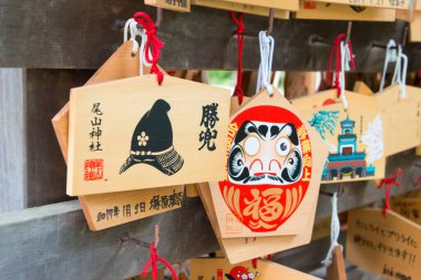 Kanazawa, Japonya - Japonya 'da Kanazawa, Ishikawa' daki Oyama Tapınağı 'nda asılı bir Japon taahhüt plaketi (Ema). Ema, shinto inananların dilekleri için kullanılan küçük tahta plaklardır..