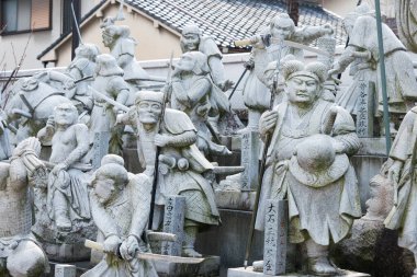 Osaka, Japonya - Osaka, Japonya 'daki Kissho-ji Tapınağı' nda 47 Ronin heykeli. Ünlü tarihi bir yer..