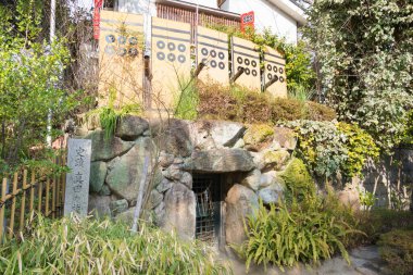 Osaka, Japonya - Japonya Tennoji, Osaka 'daki Sanko Tapınağı' nda kalan tünel (Sanada-no Nuke-ana). 1614 Kış Seferi Osaka Kuşatması 'nda bir efsane tarafından kullanıldı..