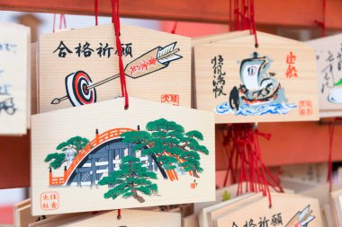 Osaka, Japonya - Japonya 'nın Osaka kentindeki Sumiyoshi Taisha Tapınağında asılı bir Japon adak plaketi (Ema). Japonya 'daki tüm Sumiyoshi türbelerinin ana tapınağıdır..