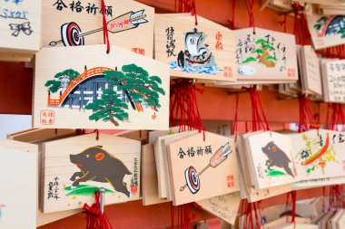 Osaka, Japonya - Japonya 'nın Osaka kentindeki Sumiyoshi Taisha Tapınağında asılı bir Japon adak plaketi (Ema). Japonya 'daki tüm Sumiyoshi türbelerinin ana tapınağıdır..