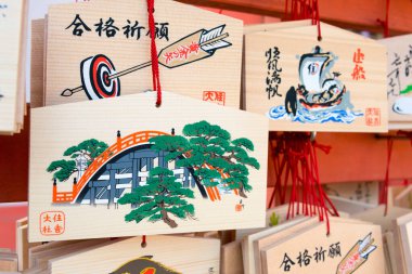 Osaka, Japonya - Japonya 'nın Osaka kentindeki Sumiyoshi Taisha Tapınağında asılı bir Japon adak plaketi (Ema). Japonya 'daki tüm Sumiyoshi türbelerinin ana tapınağıdır..