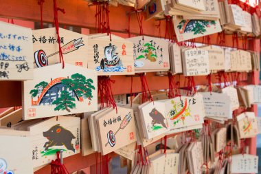 Osaka, Japonya - Japonya 'nın Osaka kentindeki Sumiyoshi Taisha Tapınağında asılı bir Japon adak plaketi (Ema). Japonya 'daki tüm Sumiyoshi türbelerinin ana tapınağıdır..
